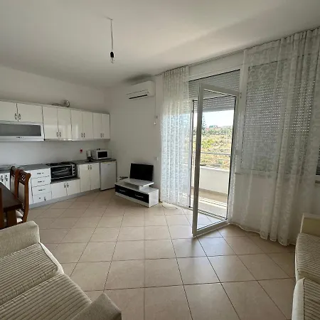 Aron Apartament شقة *
